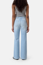 Load image into Gallery viewer, Closed Aria Flared Jeans