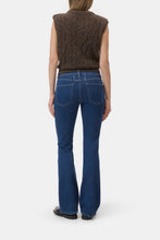 Load image into Gallery viewer, Closed Jovanna Flared Jeans
